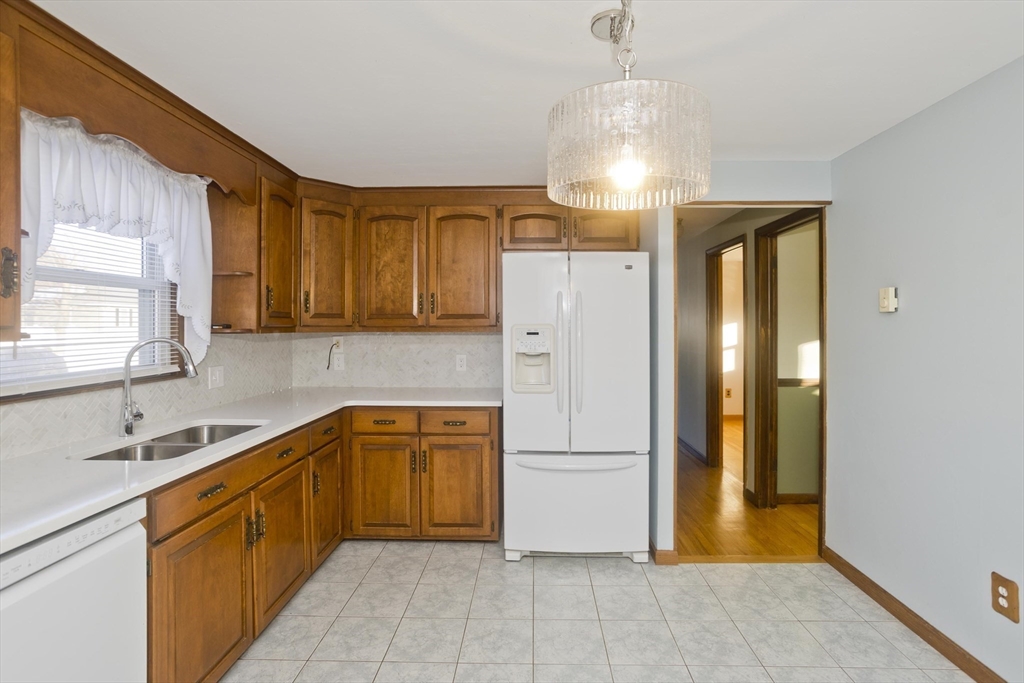 35 Mount Vernon Road Chicopee, MA 01013 - Photo 3 of 27