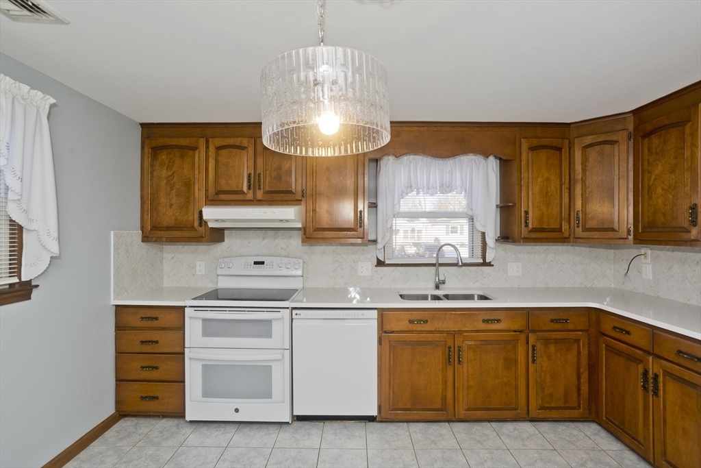 35 Mount Vernon Road Chicopee, MA 01013 - Photo 4 of 27