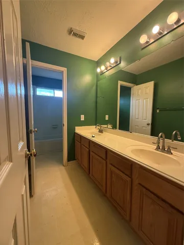 en empty room with windows and ceiling fan