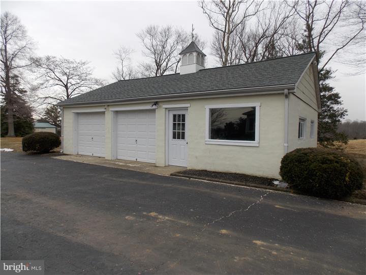 197 Crosswicks Chesterfield Road Chesterfield, NJ 08515 - Photo 15 of 16 Garage