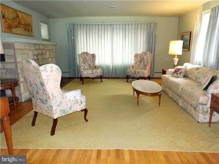 197 Crosswicks Chesterfield Road Chesterfield, NJ 08515 - Photo 3 of 16 Living Room