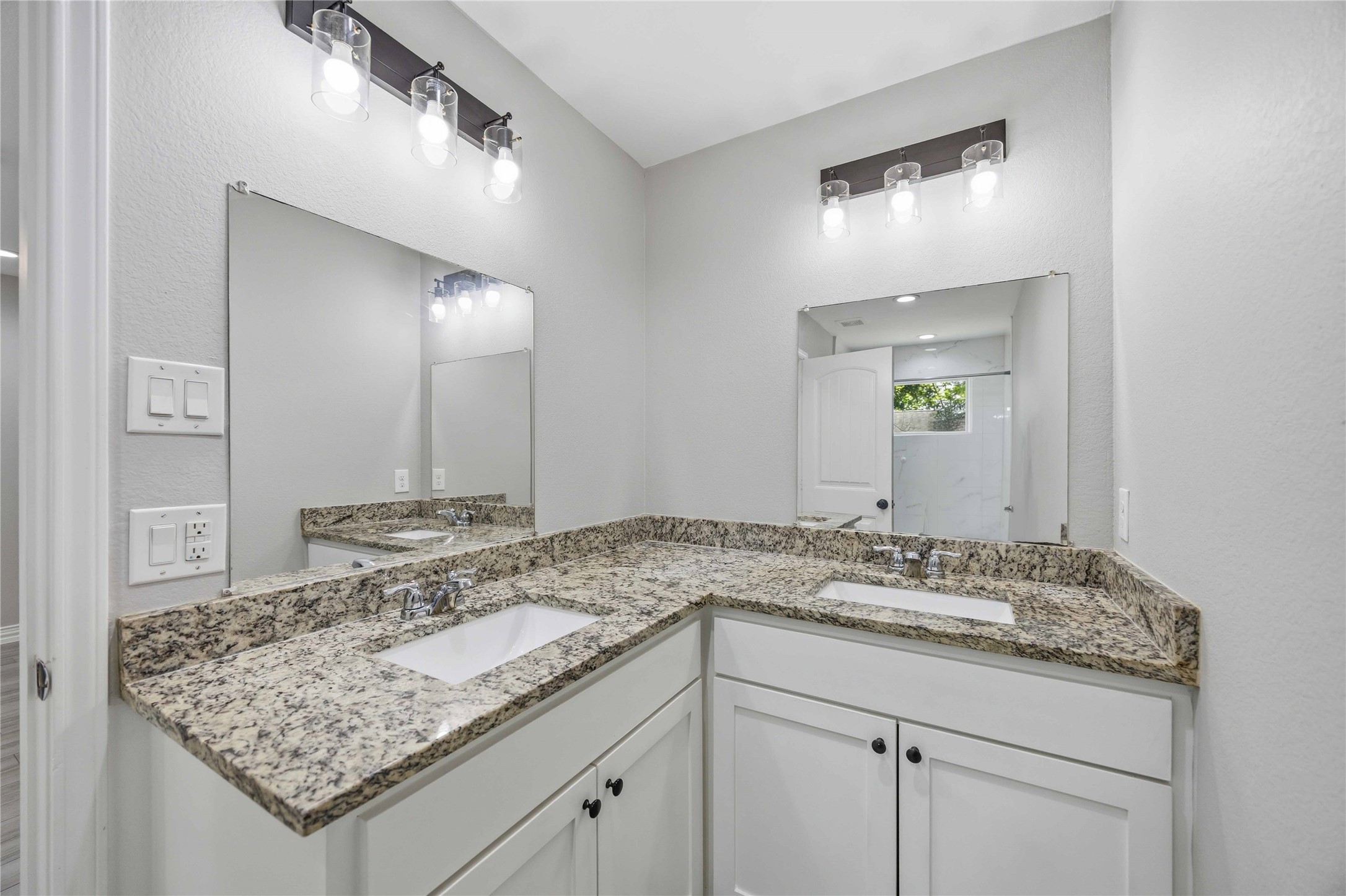 3425 Mt Pleasant Street, Unit B Houston, TX 77021 - Photo 21 of 27 Primary bath