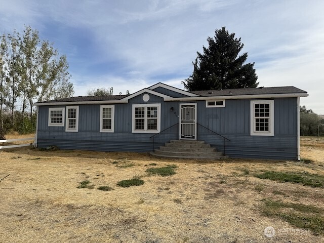 411 Sheets Road Yakima, WA 98901 - Photo 17 of 28 a backyard of a house