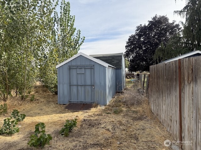 411 Sheets Road Yakima, WA 98901 - Photo 20 of 28 a view of backyard of house