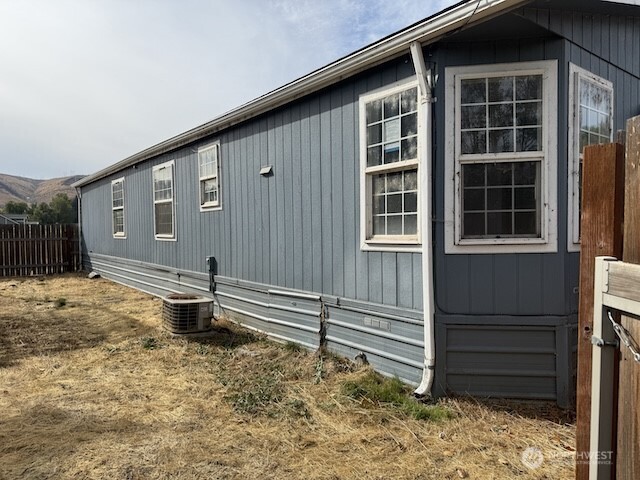 411 Sheets Road Yakima, WA 98901 - Photo 21 of 28 a front view of a house with a yard