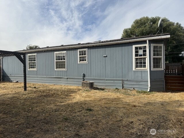 411 Sheets Road Yakima, WA 98901 - Photo 23 of 28 a backyard of a house