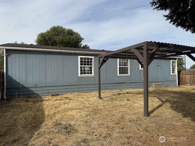 411 Sheets Road Yakima, WA 98901 - Photo 24 of 28 a backyard of a house