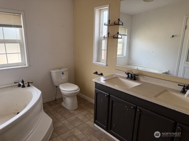 411 Sheets Road Yakima, WA 98901 - Photo 10 of 28 a bathroom with a toilet sink and mirror