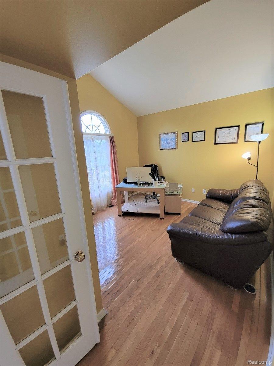 3674 Inverness Drive Rochester, MI 48306 - Photo 8 of 19 SPACIOUS FLEX ROOM