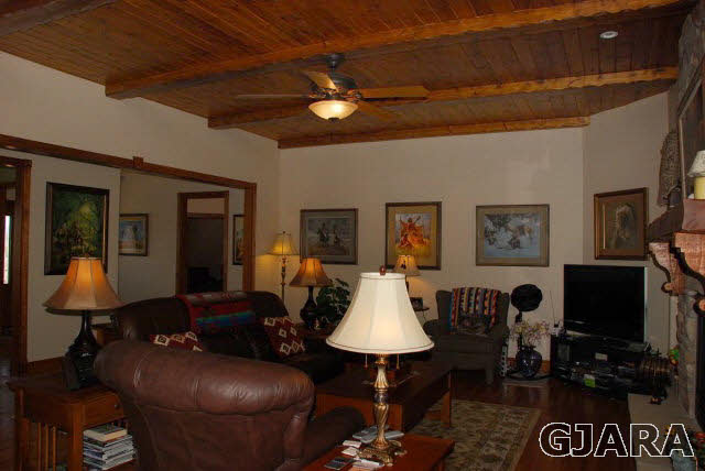 1682 14 Road Loma, CO 81524 - Photo 9 of 27 a living room with furniture and a lamp