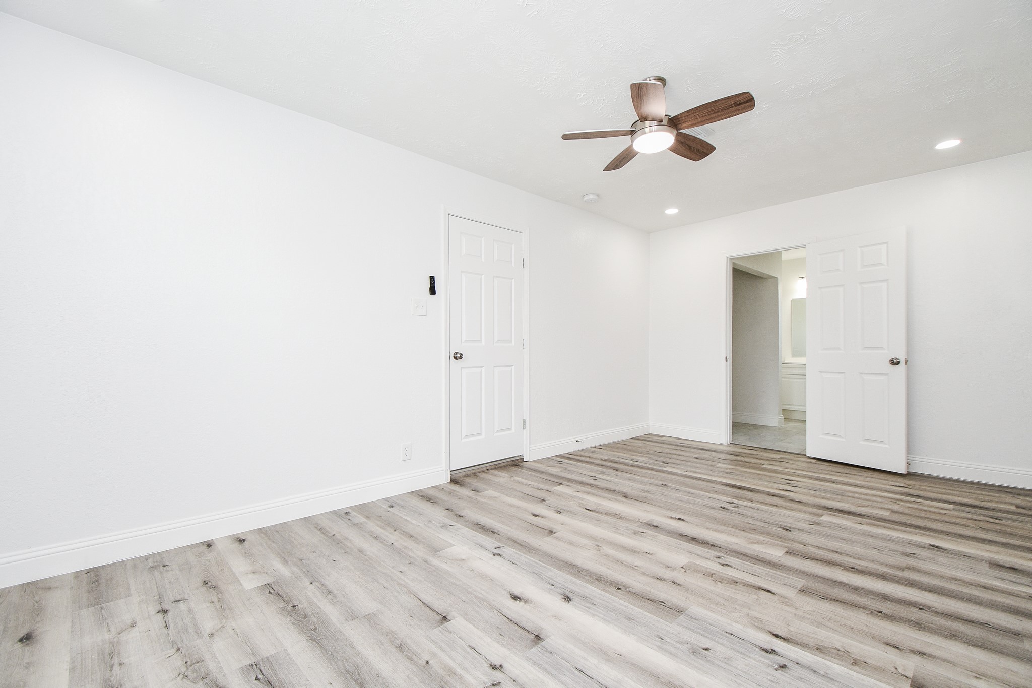5814 Belneath Street Houston, TX 77033 - Photo 17 of 32 wooden floor in an empty room