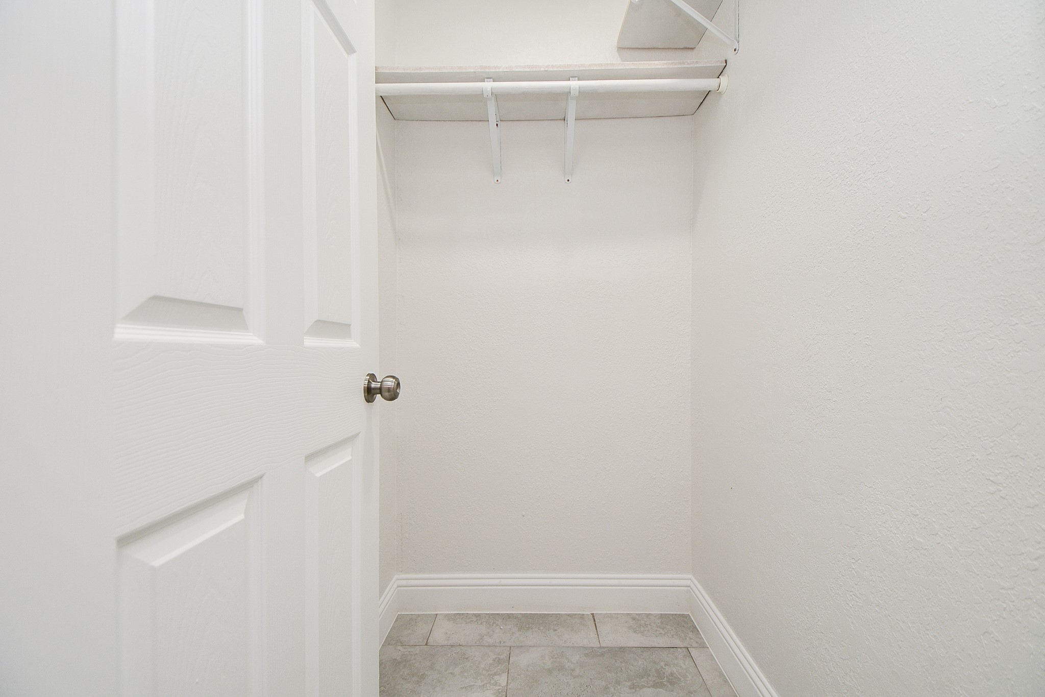 5814 Belneath Street Houston, TX 77033 - Photo 21 of 32 a view of walk in closet