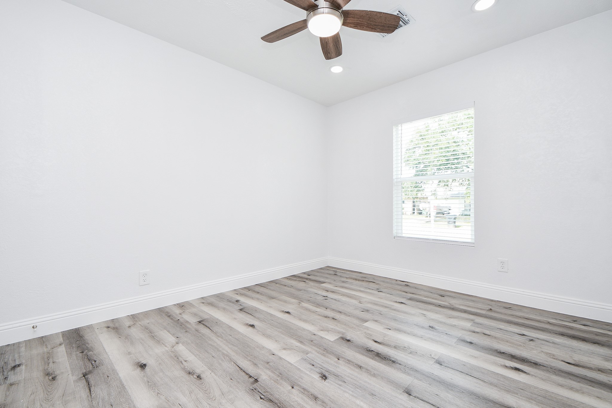 5814 Belneath Street Houston, TX 77033 - Photo 24 of 32 an empty room with a window and a ceiling fan