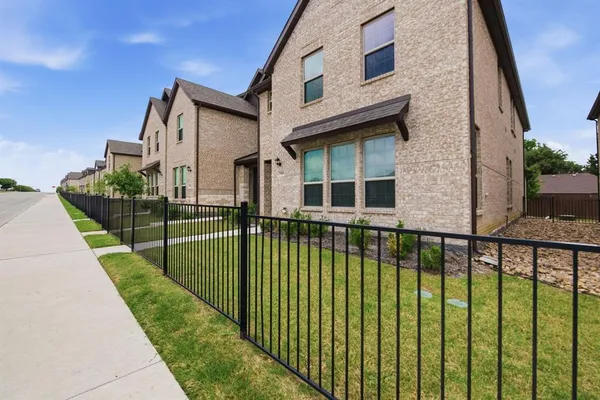 a view of a house with backyard and plants