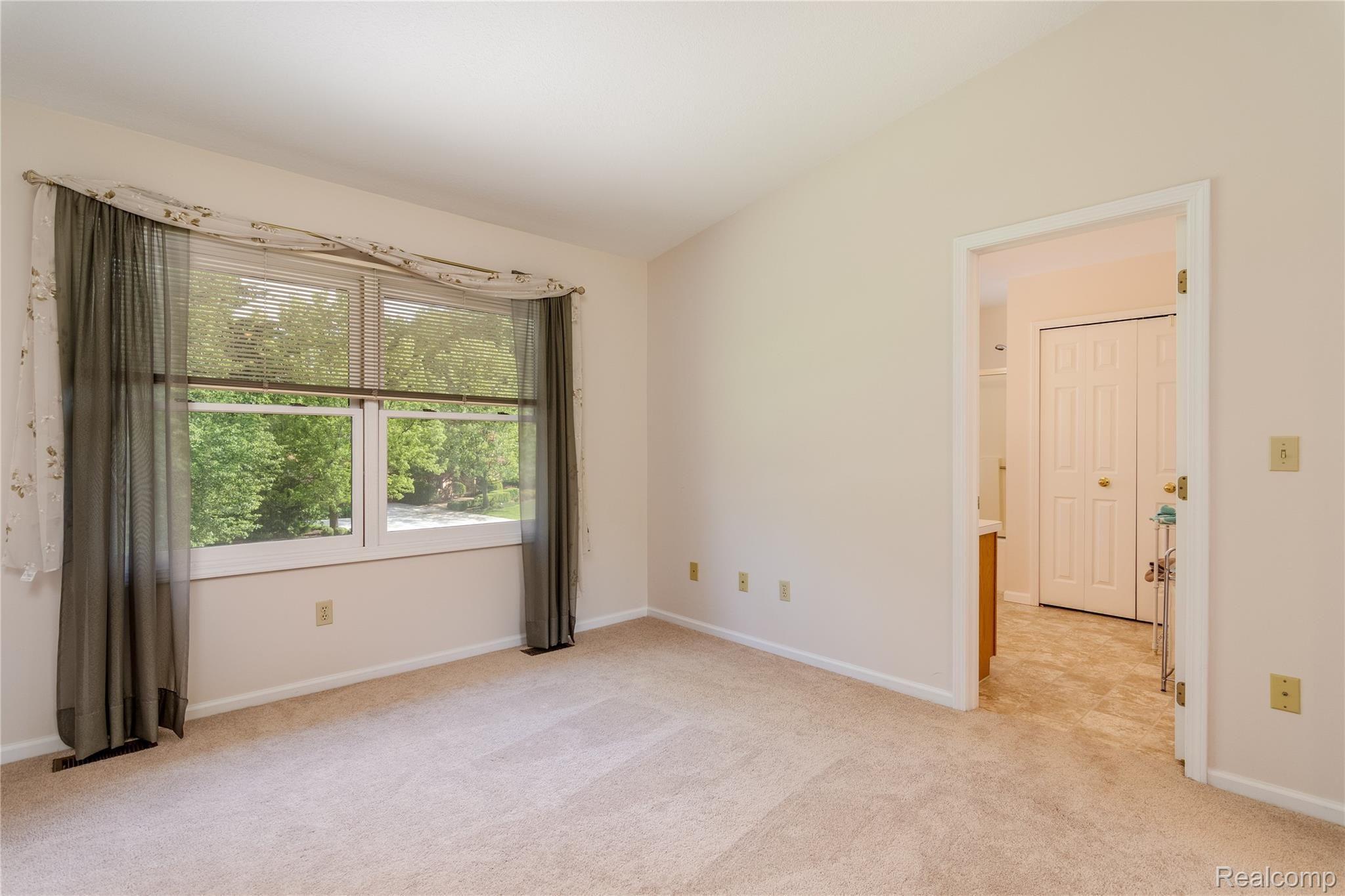 6273 Kings Pointe Road Grand Blanc, MI 48439 - Photo 29 of 39 LIVING ROOM-FAM SUITE.jpg