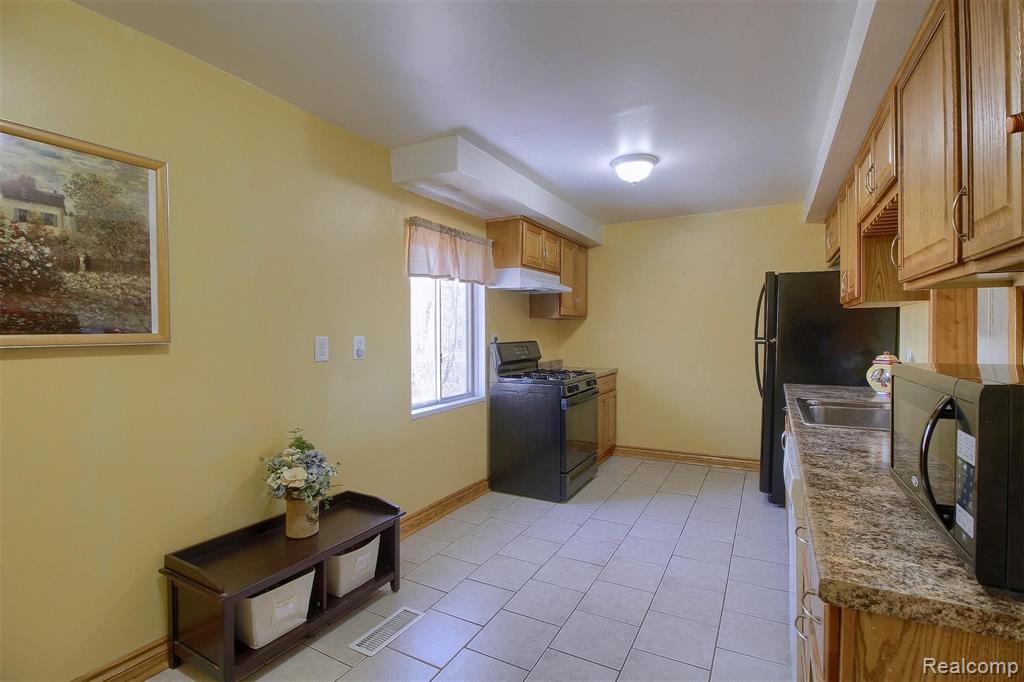 240 Kingston Road Leonard, MI 48367 - Photo 10 of 27