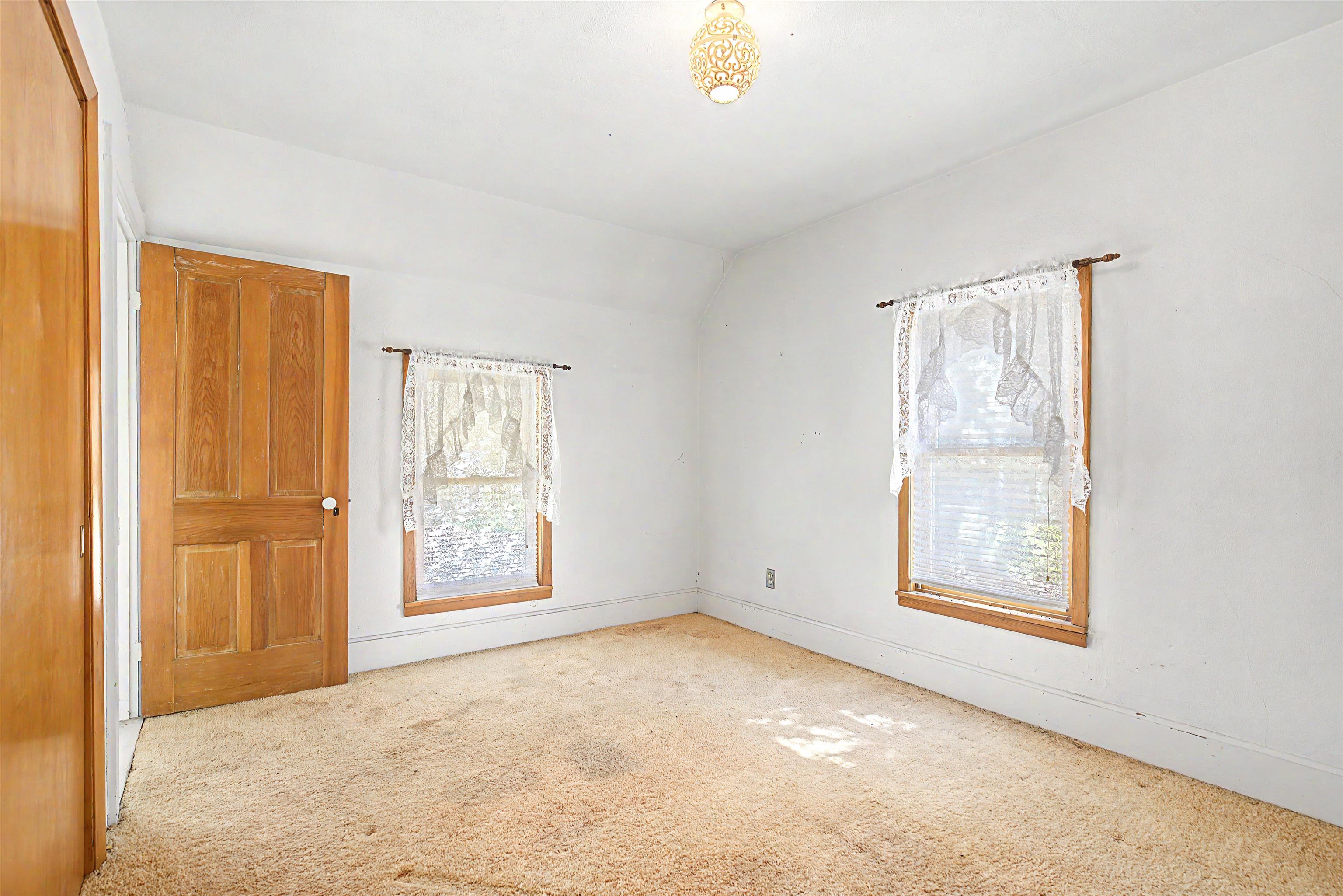 201 West Main Street Elizabeth, IL 61028 - Photo 18 of 34 an empty room with windows