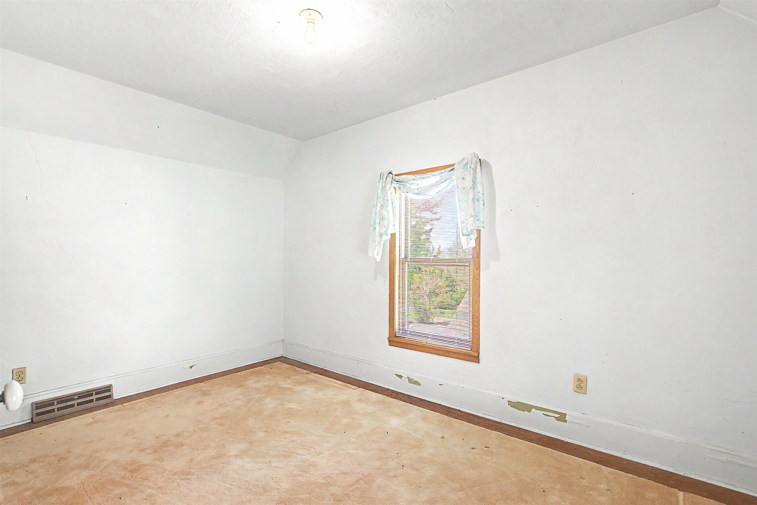 201 West Main Street Elizabeth, IL 61028 - Photo 19 of 34 an empty room with windows