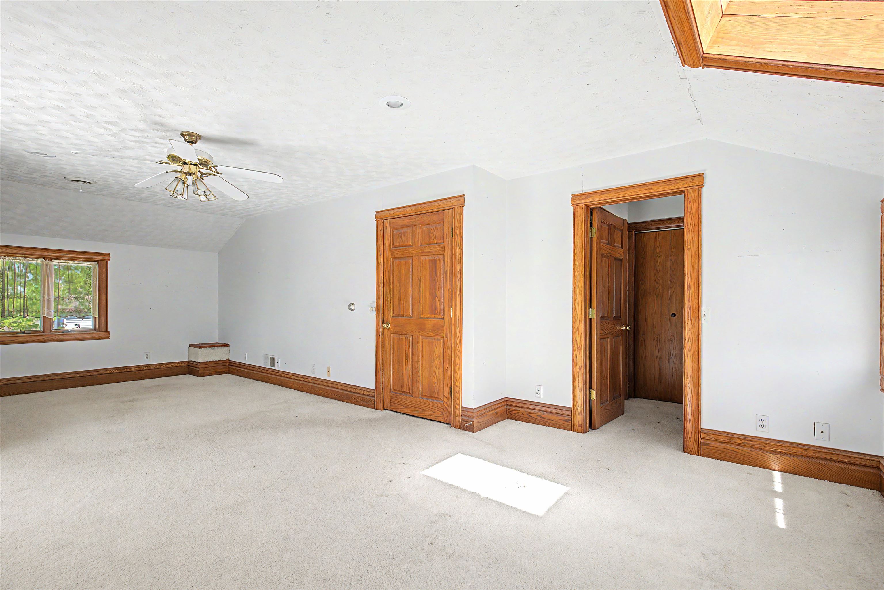 201 West Main Street Elizabeth, IL 61028 - Photo 21 of 34 an empty room with windows and closet