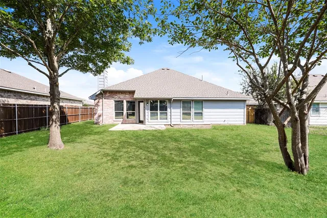 $2,180 | 328 Willow Creek Drive, Glenn Heights, TX 75154