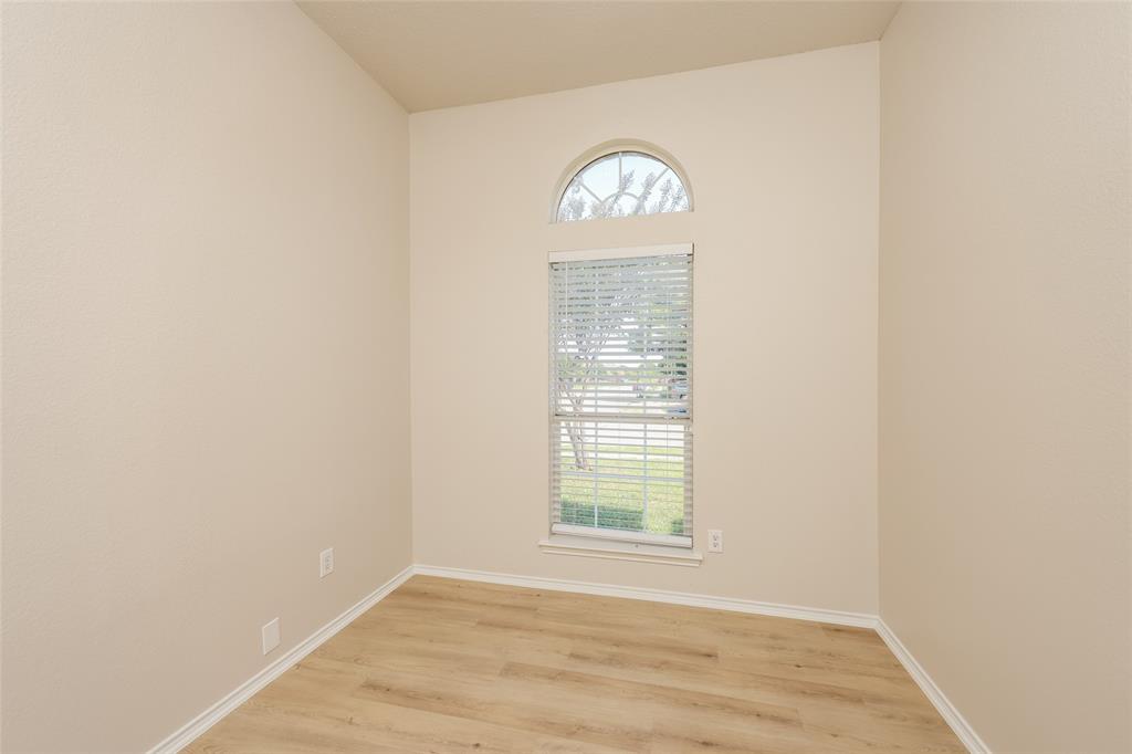 328 Willow Creek Drive Glenn Heights, TX 75154 - Photo 5 of 16 an empty room with a window