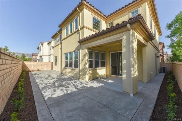 a view of a house with backyard