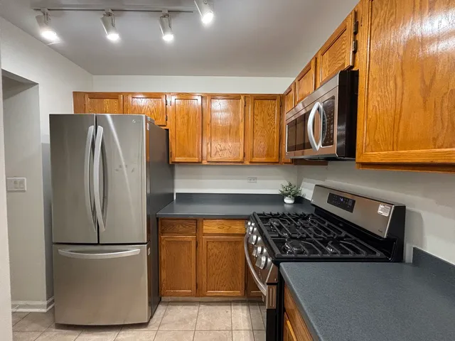 $1,700 | 367 Sandhurst Circle, Unit 5, Glen Ellyn, IL 60137