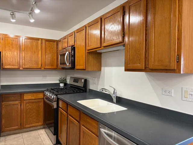 $1,700 | 367 Sandhurst Circle, Unit 5, Glen Ellyn, IL 60137