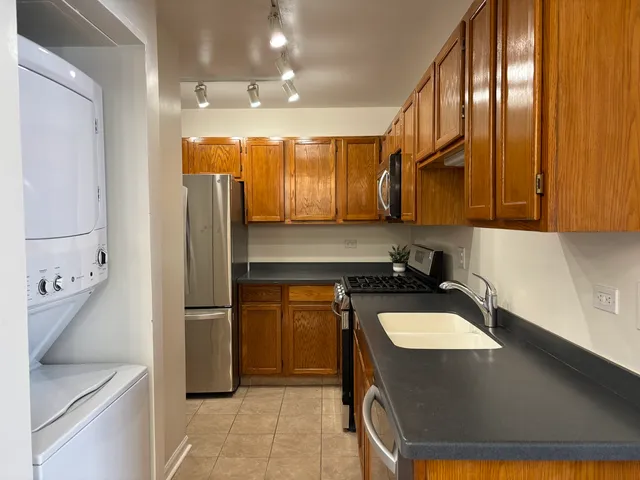 $1,700 | 367 Sandhurst Circle, Unit 5, Glen Ellyn, IL 60137