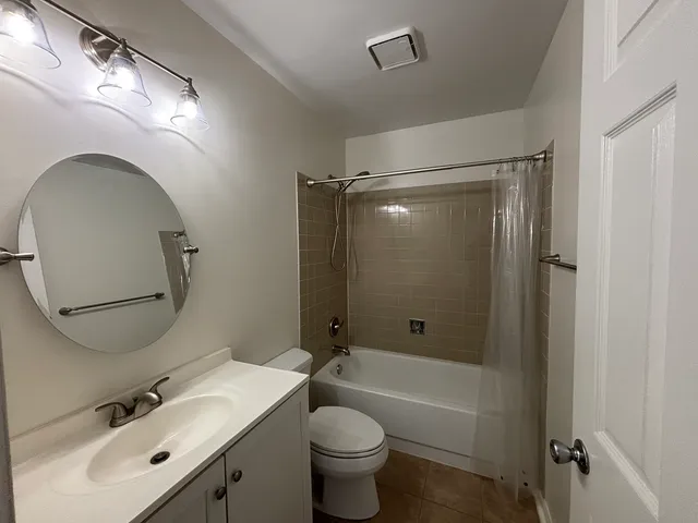 $1,700 | 367 Sandhurst Circle, Unit 5, Glen Ellyn, IL 60137