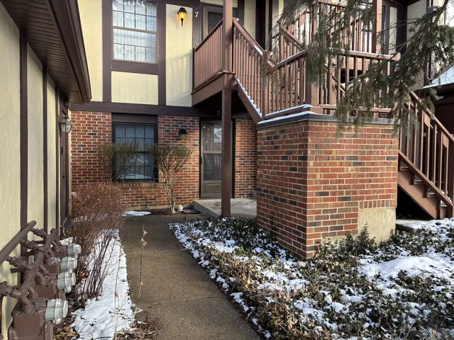 $1,700 | 367 Sandhurst Circle, Unit 5, Glen Ellyn, IL 60137