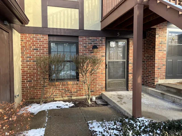 $1,700 | 367 Sandhurst Circle, Unit 5, Glen Ellyn, IL 60137