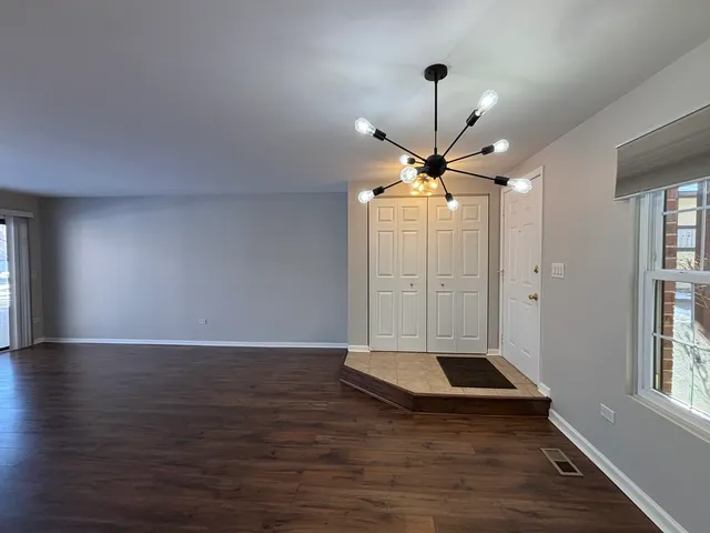 $1,700 | 367 Sandhurst Circle, Unit 5, Glen Ellyn, IL 60137