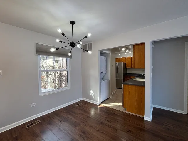 $1,700 | 367 Sandhurst Circle, Unit 5, Glen Ellyn, IL 60137