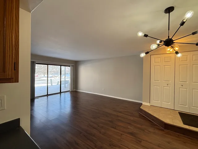 $1,700 | 367 Sandhurst Circle, Unit 5, Glen Ellyn, IL 60137