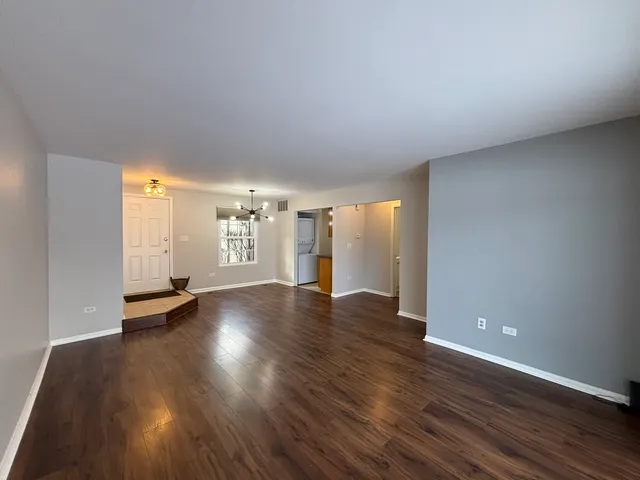 $1,700 | 367 Sandhurst Circle, Unit 5, Glen Ellyn, IL 60137