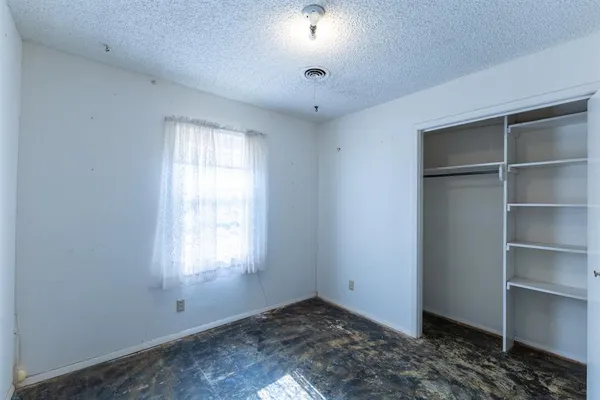 a view of empty room with window