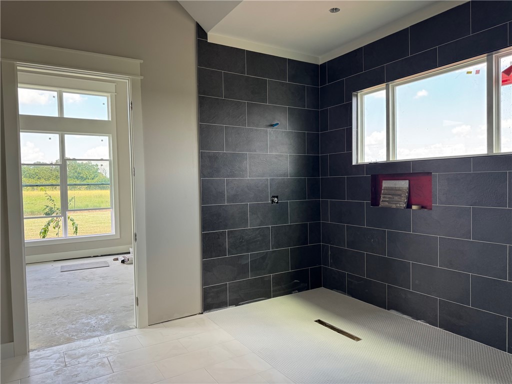 13504 Hudson Farms Road Hearne, TX 77859 - Photo 15 of 32 Full bathroom featuring tiled shower