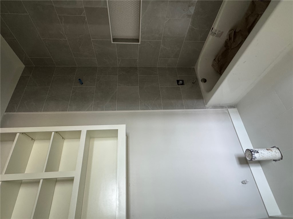 13504 Hudson Farms Road Hearne, TX 77859 - Photo 20 of 32 a bathroom with a bathtub