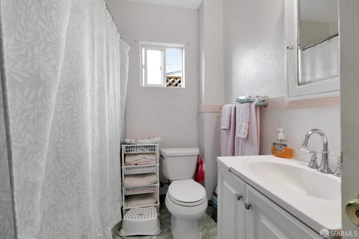 609 South Delaware Street San Mateo, CA 94402 - Photo 20 of 22 a bathroom with a toilet sink and mirror