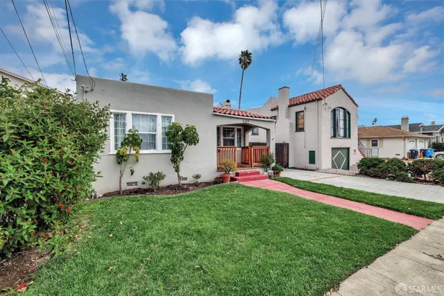 a view of a house with a yard and plants