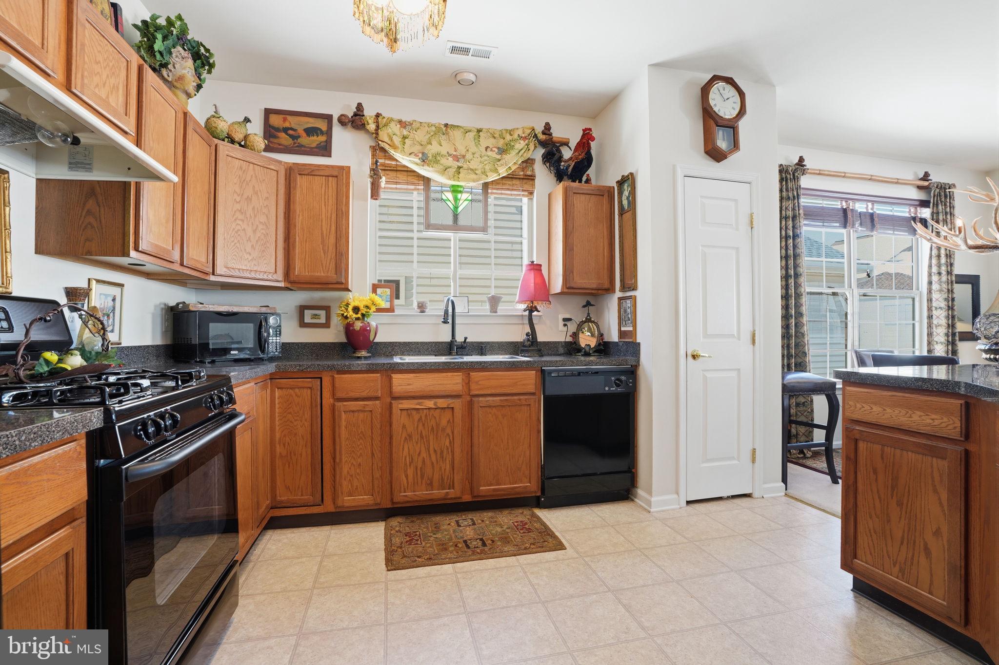 941 Hamilton Way Warminster, PA 18974 - Photo 13 of 27 Kitchen