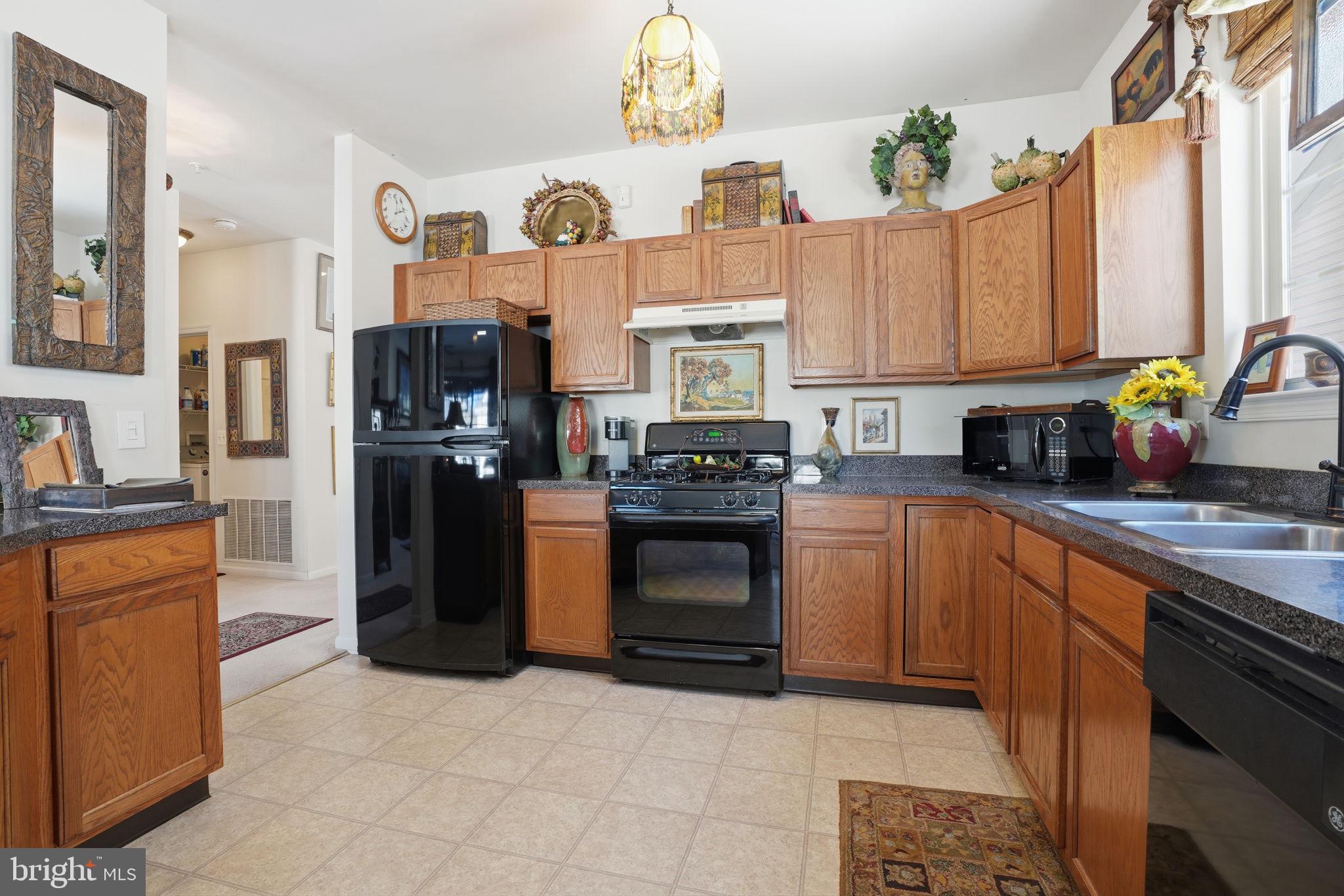 941 Hamilton Way Warminster, PA 18974 - Photo 14 of 27 Kitchen