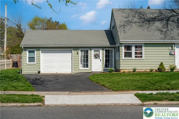 $327,900 | 2104 Fireside Drive, Bethlehem, PA 18018