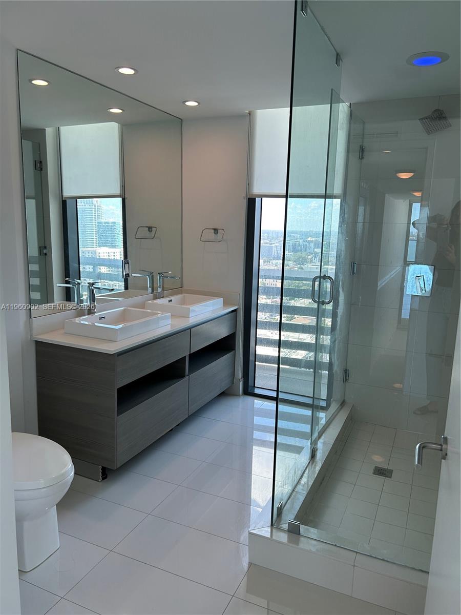 460 Northeast 28th Street, Unit 2401 Miami, FL 33137 - Photo 15 of 31 Primary Bathroom