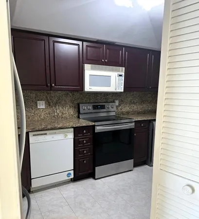 $2,200 | 2000 Presidential Way, Unit 306, West Palm Beach, FL 33401