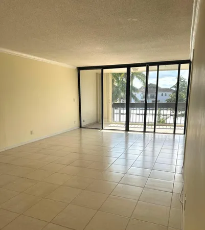 $2,200 | 2000 Presidential Way, Unit 306, West Palm Beach, FL 33401