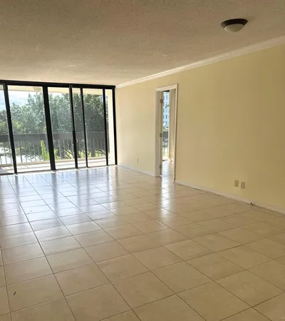 $2,200 | 2000 Presidential Way, Unit 306, West Palm Beach, FL 33401