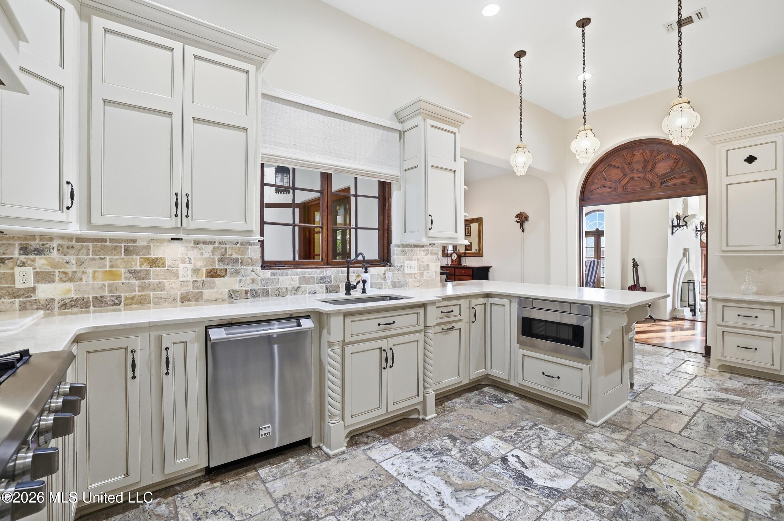 13801 Arbor Circle Ocean Springs, MS 39564 - Photo 18 of 95 THIS KITCHEN IS JUST RIGHT!