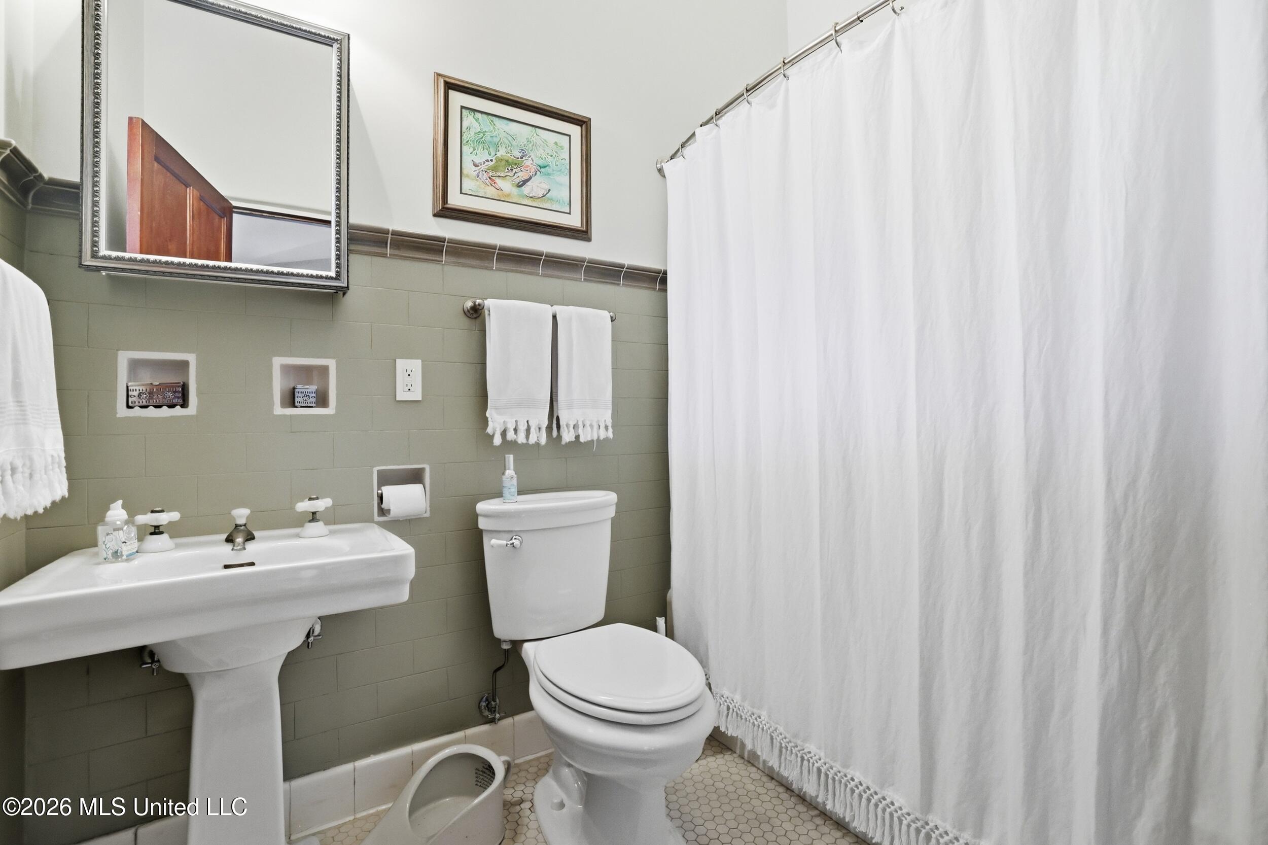 13801 Arbor Circle Ocean Springs, MS 39564 - Photo 52 of 95 GUEST ROOM 2 ENSUITE